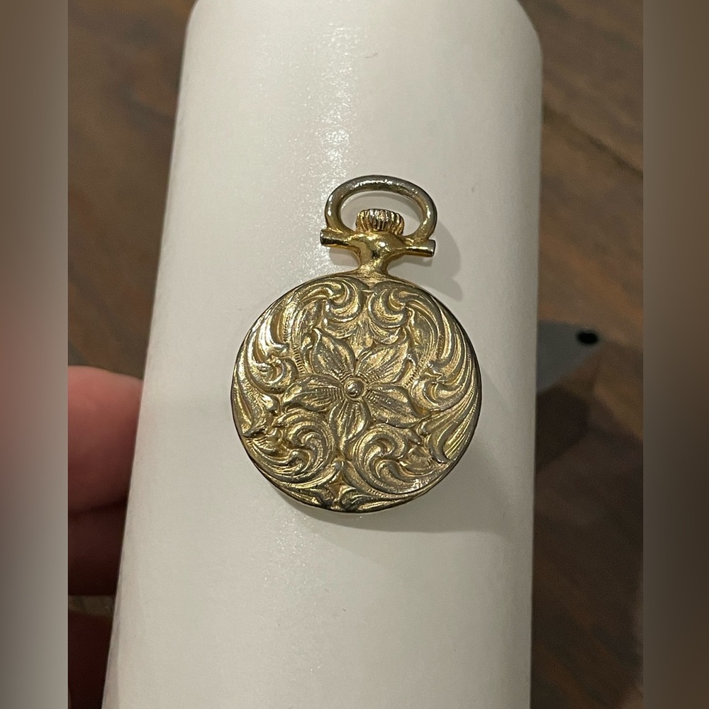 Costume golden faux locket